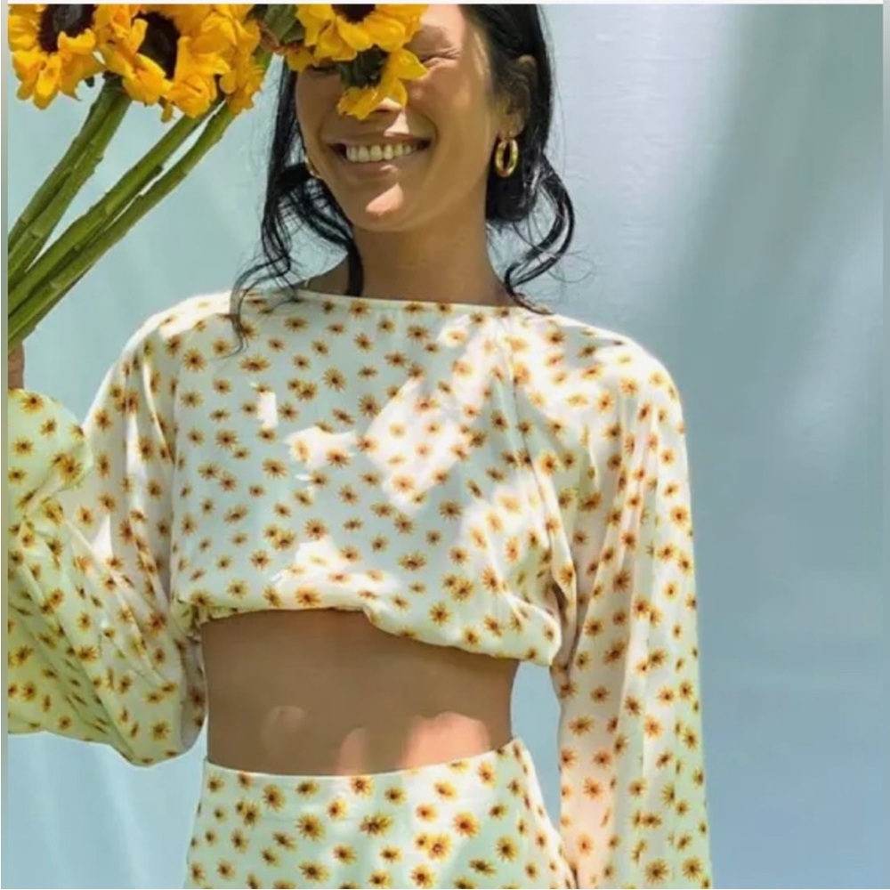NWT WeWoreWhat Ditsy Billow Sleeve Floral Cropped Open Back Blouse (size XS)